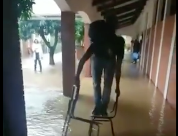 HOY / Facultad bajo agua: alumnos se 'ingenian' para llegar hasta el aula