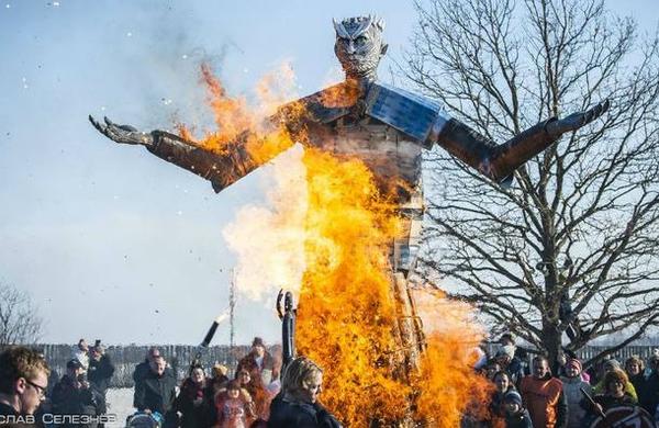 Queman muñeco del villano de 'Juego de Tronos' durante una fiesta en Rusia - C9N