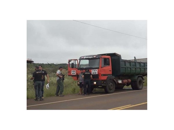 Cae policía que iba frente a un camión cargado de marihuana