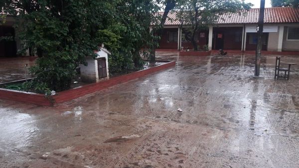 Escuela bajo agua tras desborde de arroyo San Lorenzo