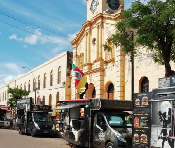 “Cocineros ambulantes” se instalan frente a Iglesia y causan roncha entre feligreses | Radio Regional 660 AM