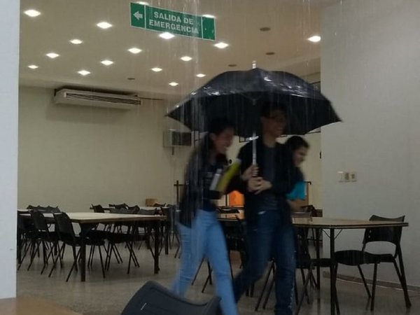 Ingeniería UNA se inunda y suspende clases