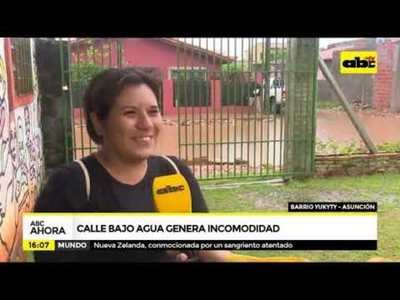 Calle bajo agua genera incomodidad - Tv - ABC Color