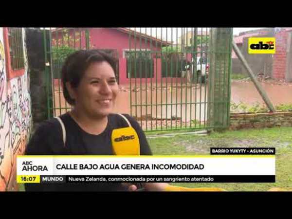 Calle bajo agua genera incomodidad - Tv - ABC Color