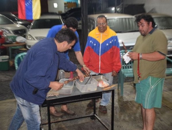 Asaditos con toque venezolano en Oviedo - Nacionales - ABC Color