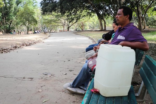 Venezolanos se desesperan por conseguir agua tras los estragos del apagón | Paraguay en Noticias