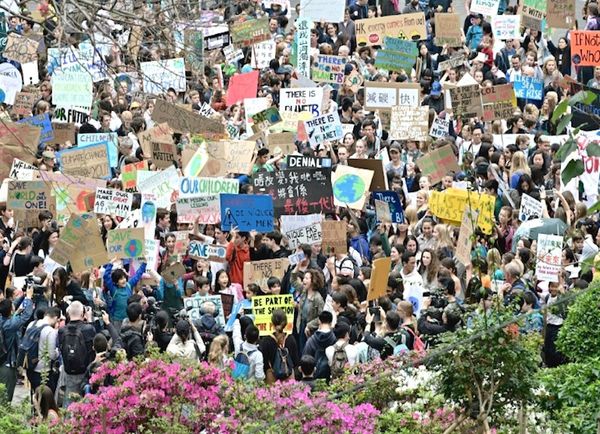 Estudiantes marchan por cambio climático