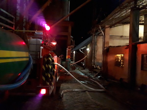 BOMBEROS LOGRAN CONTROLAR INCENDIO EN SECADERO DE COOP. LA PAZ