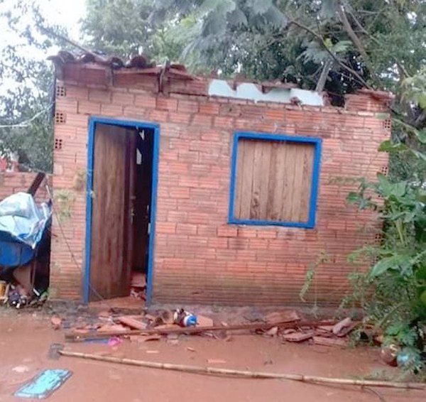 La familia dormía y el techo les cayó encima