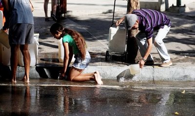 Venezolanos, desesperados por conseguir agua potable - Edicion Impresa - ABC Color