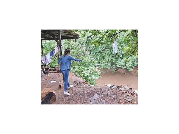 Evacuaron a ocho familias de los bañados inundados