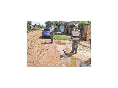 Sistema cloacal colapsa y agua servida causa estragos