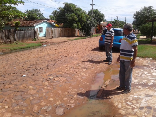 Sistema cloacal colapsa y agua servida causa estragos