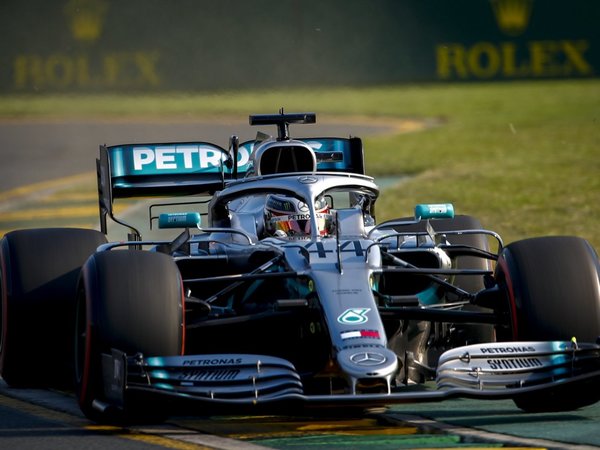 Hamilton da un golpe de autoridad en Australia