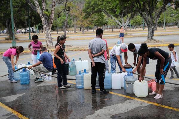 Venezolanos están desesperados por conseguir agua luego del largo apagón - ADN Paraguayo