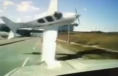 El momento en que un auto se salva de ser impactado por una avioneta - C9N