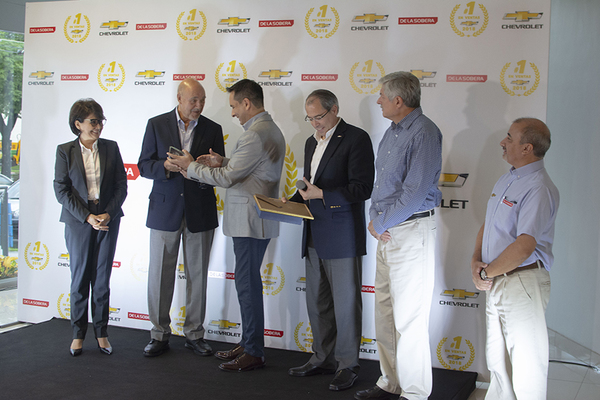 Empresa entrega certificado a la “mejor concesionaria” - ADN Paraguayo