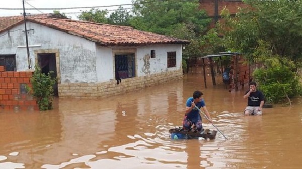 Rescatan a más de 500 personas tras inundación en Limpio