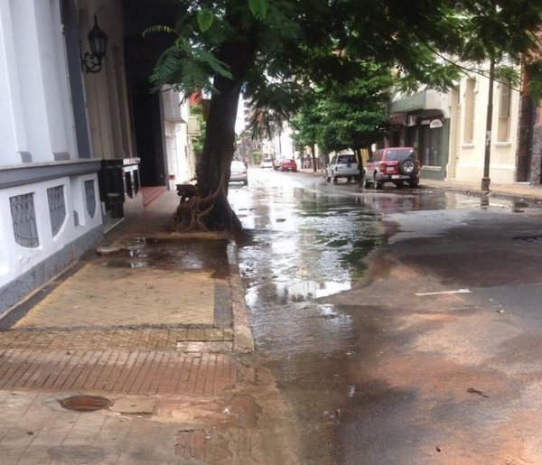 Cloaca sigue cubriendo la calle - Cronicas Ciudadanas - ABC Color