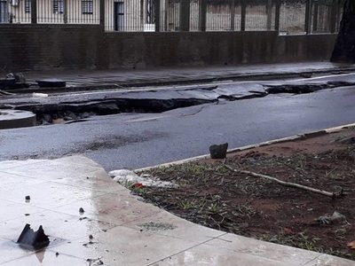 Enormes grietas frente a la UNA - Cronicas Ciudadanas - ABC Color