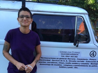 Una joven que se gana la vida como carpintera, plomera y albañil