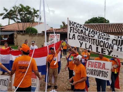 Vuelven los escraches frente a vivienda de Enrique Bacchetta