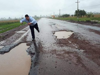 Baches de ruta Villarrica y Paraguarí causan burlas