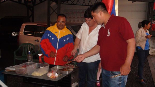 Venezolano que era concejal vende asaditos en Coronel Oviedo