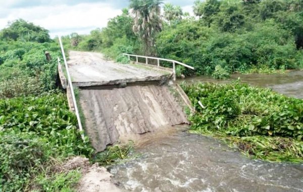 Puente caído y caminos inundados debido a las lluvias en Alto Paraguay - Edicion Impresa - ABC Color
