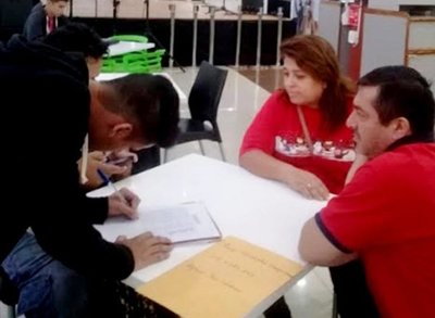 Defraudados por becas de Itaipú recolectan firmas - Edicion Impresa - ABC Color