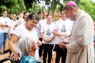 Obispo emociona a fieles en visita pastoral a caacupeños - Edicion Impresa - ABC Color