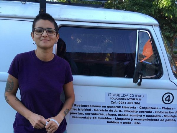 Una joven que se gana la vida como carpintera, plomera y electricista