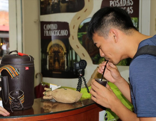 Youtuber taiwanés, en Asunción, admiró la artesanía paraguaya - ADN Paraguayo