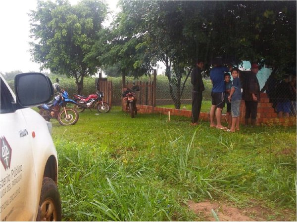 Adolescente muere electrocutado al tocar un alambrado