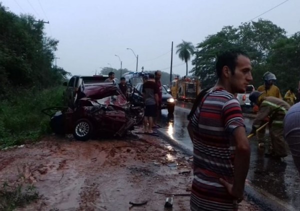 Choque frontal deja dos muertos en Piquete cué