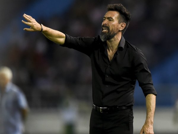 Nacional uruguayo destituye al entrenador argentino Eduardo Domínguez