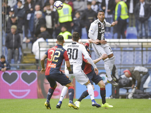 Génoa superó al puntero Juventus en Italia