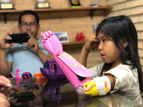 Niña aché recibe con emoción una prótesis 3D