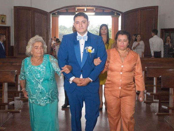 La felicidad de tener dos mamás que te acompañen al altar