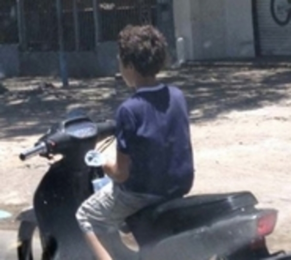 Menor en motocicleta atropella a pequeña de 10 años - Paraguay.com