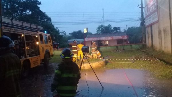 Hospital de Calle'i : Bomberos siguen trabajando para evitar que otra vez se inunde | San Lorenzo Py