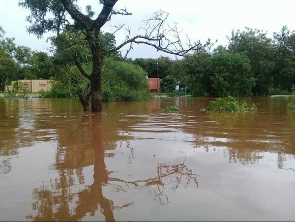 Varias familias bajo agua por deborde de arroyo en Paraguarí - Nacionales - ABC Color