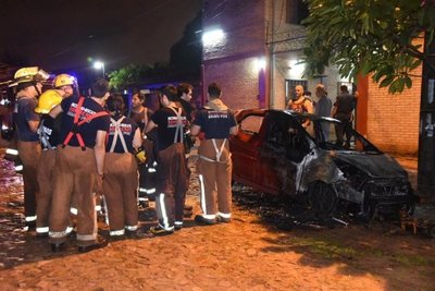 Extraño incendio de vehículo en Fdo. de la Mora - Nacionales - ABC Color