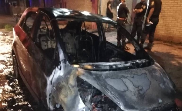 HOY / Fue a llevarle a su novia, regresó a casa y se incendió el auto
