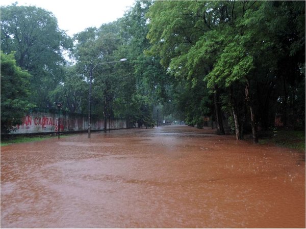 Torrencial lluvia inunda avenidas y desborda arroyos en el Alto Paraná