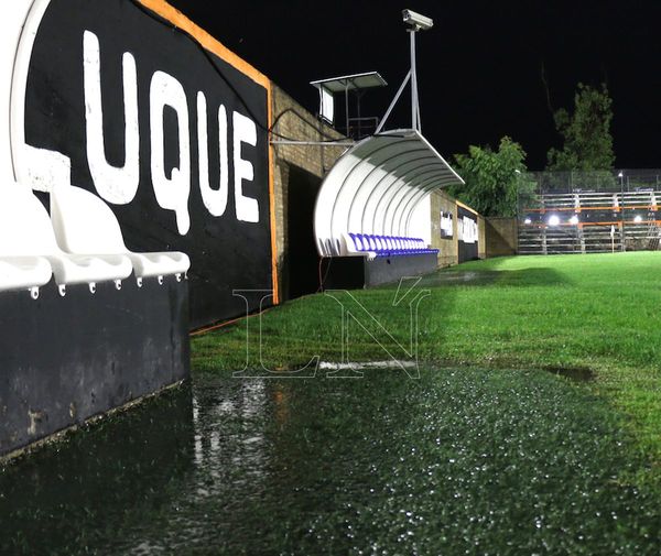 La fuerte lluvia caída afectó ayer al fútbol