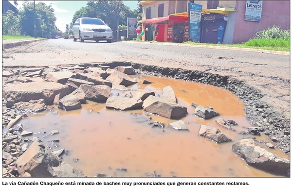 Lluvias empeoran el estado de las calles minadas de profundos baches | Diario Vanguardia 06