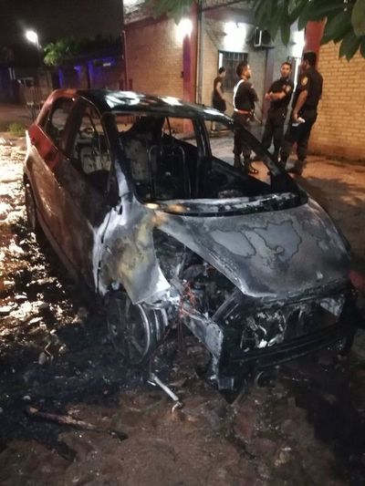 Fuego consumió un auto en Fernando de la Mora