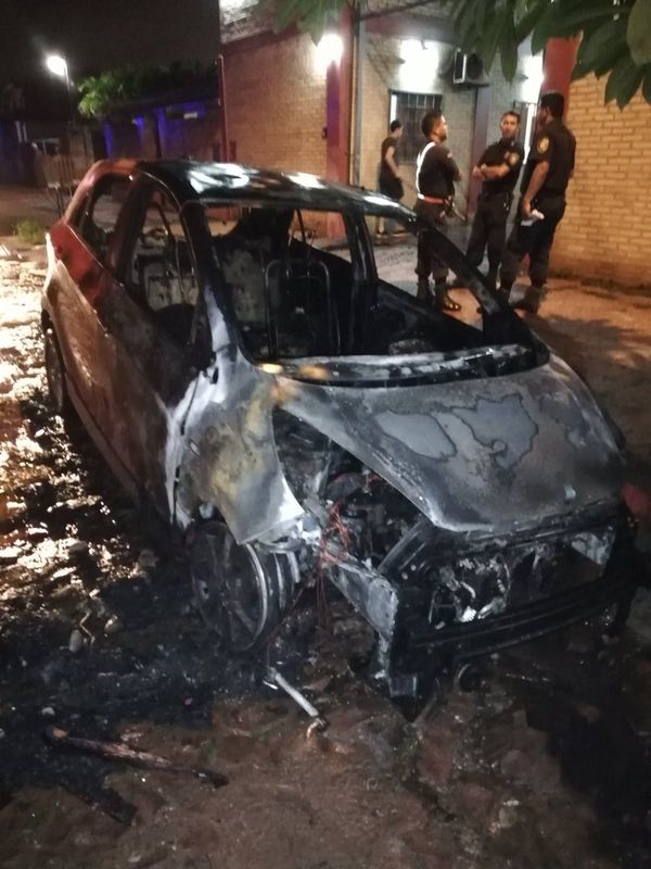 Fuego consumió un auto en Fernando de la Mora