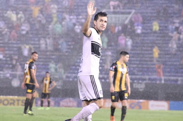 Olimpia golea a Guaraní y se mantiene en la punta